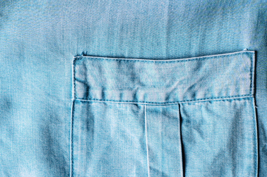 lyocellskjorta med detalj av ficka