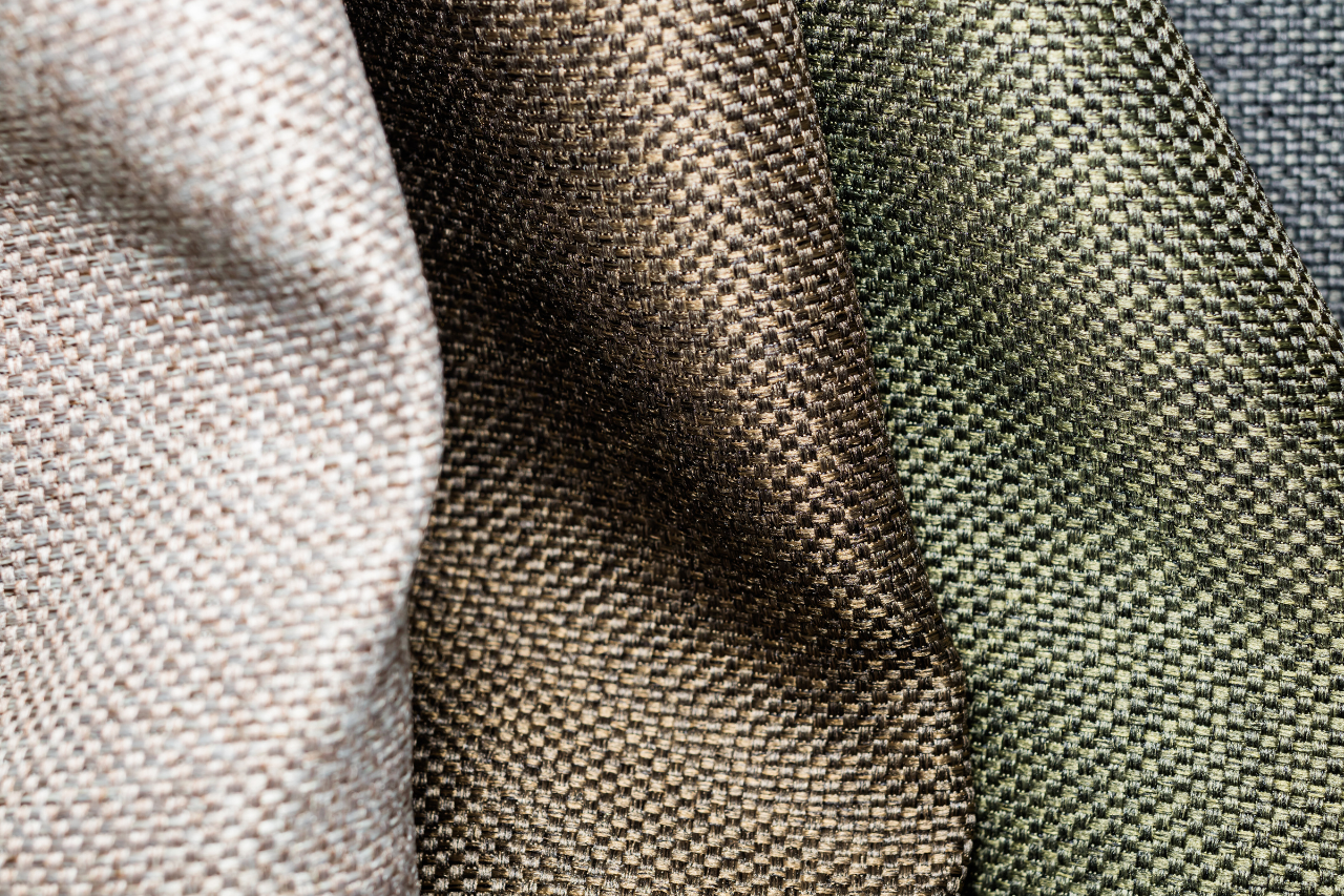 tre polyestertyger i färgerna benvit, brun och grön